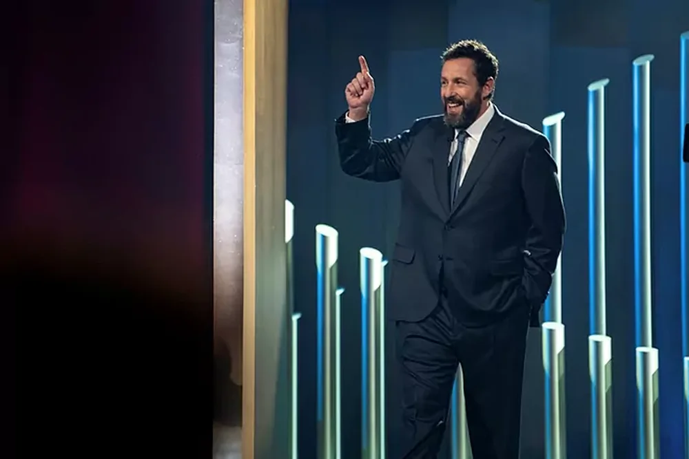 Adam Sandler nderohet me &ccedil;mimin " Mark Twain"