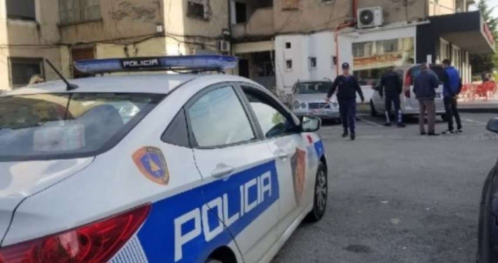 L&euml;vizte me arm&euml; n&euml; makin&euml;, kapet 41 vje&ccedil;ari n&euml;