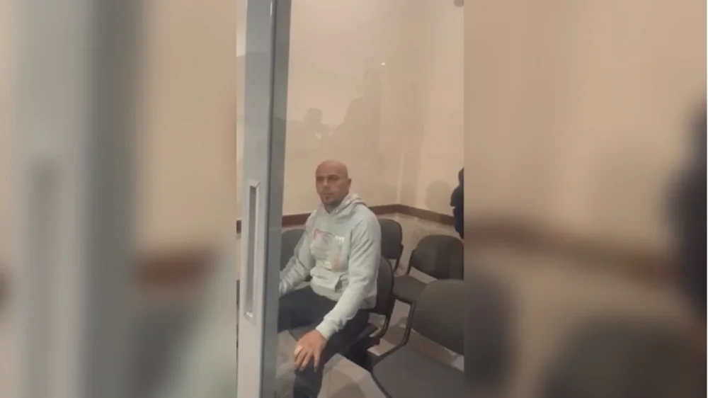 Mas&alpha;kroi 3 gra/ Dan Hutra i qet&euml; gjat&euml; seanc&euml;s