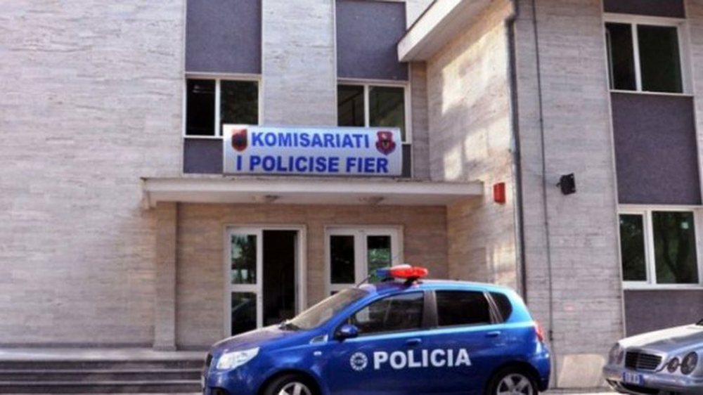 I mor&euml;n 800 mij&euml; euro duke i premtuar pun&euml;sim n&euml; Gjermani,