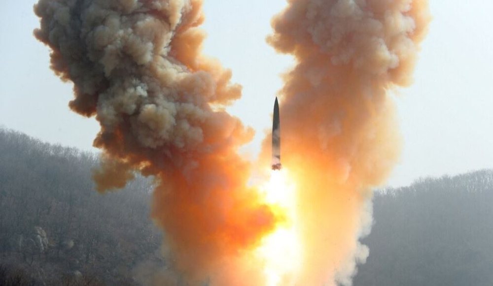 Koreja e Veriut l&euml;shon dy raketa balistike drejt detit t&euml;