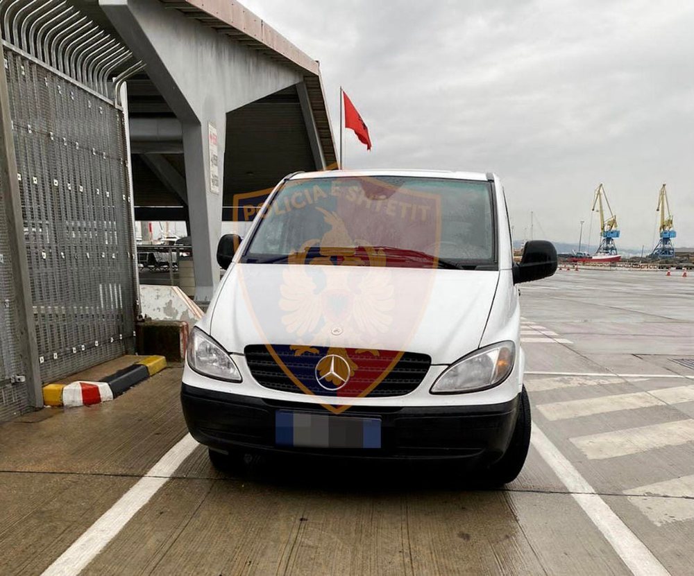 FOTO/ Zbulohen 34 mij&euml; euro n&euml; portin e Durr&euml;sit, shoferi ua ndau
