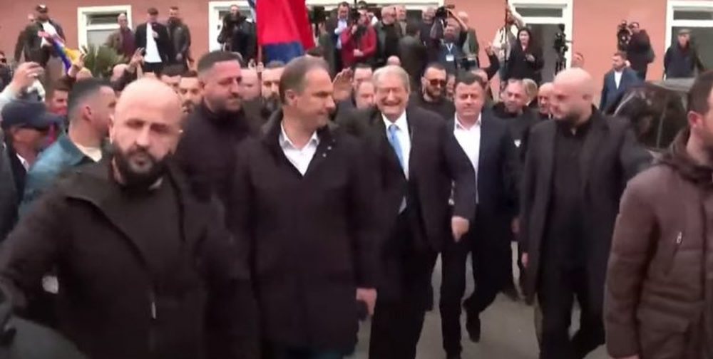 Berisha del nga selia blu, niset drejt bulevardit &lsquo;D&euml;shmor&euml;t e