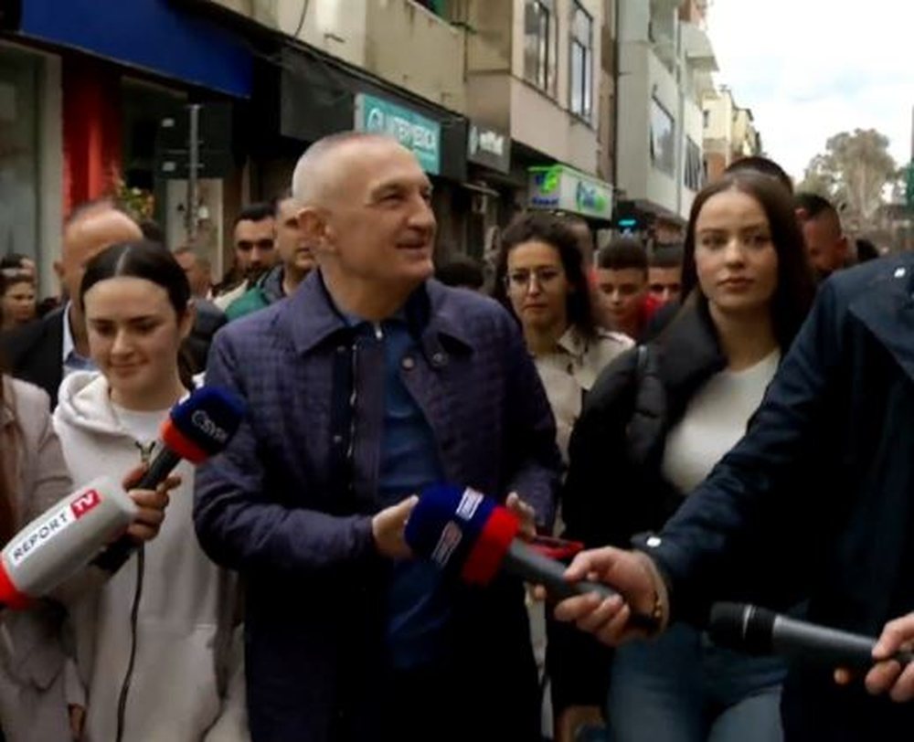 Rrug&euml;s p&euml;r n&euml; protest&euml;, Ilir Meta i &ccedil;on nj&euml;
