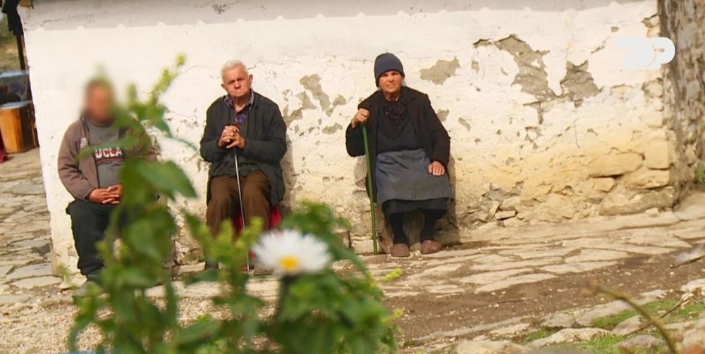 Drama e familjes nga Memaliaj, dy t&euml; moshuar me djalin e s&euml;mur&euml;