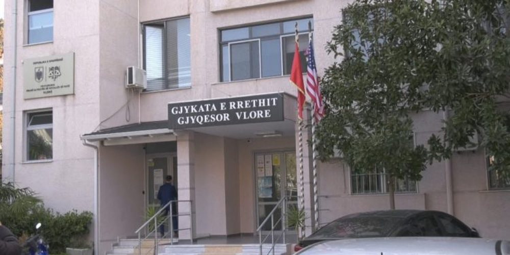 Q&euml;lloi me arm&euml; dhe tentoi t&euml; &nu;riste bariun n&euml; Vlor&euml;,