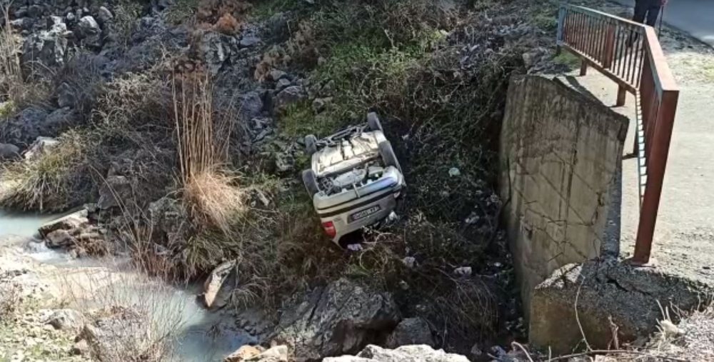 Makina rr&euml;shket dhe p&euml;rfundon n&euml; p&euml;rrua, shp&euml;tojn&euml;