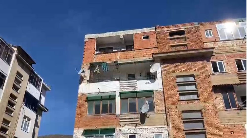 U hodh nga kati i 5-t&euml; i pallatit n&euml; Pogradec, i moshuari nd&euml;rron