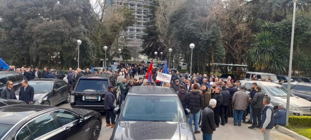 Mblidhen protestuesit p&euml;rpara selis&euml; blu pak para se t&euml; nis&euml;