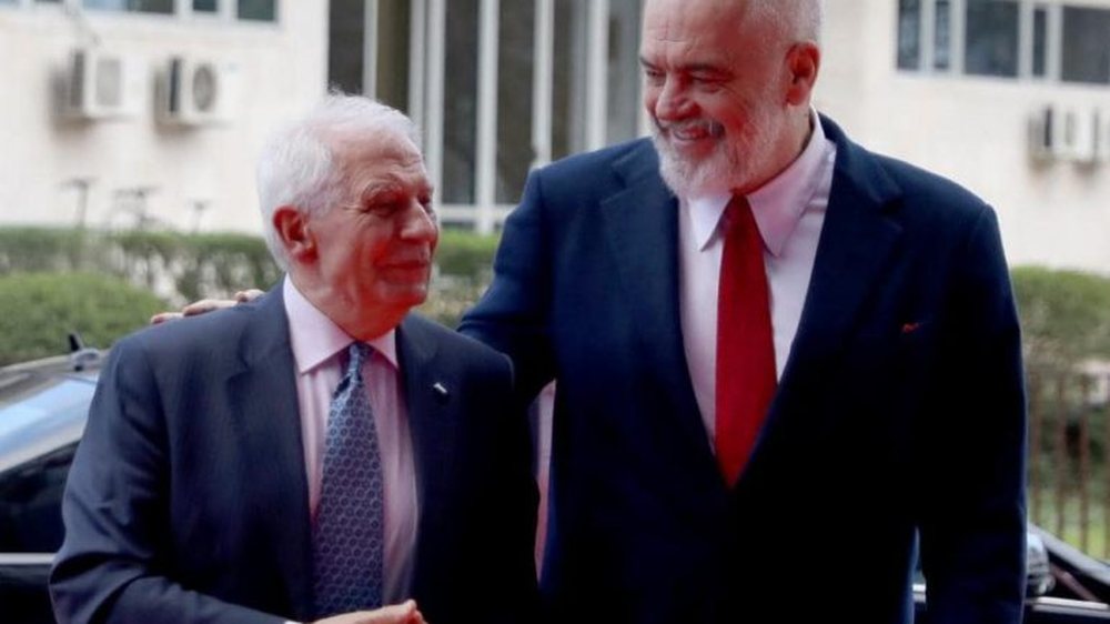 P&euml;rball&euml; presionit t&euml; BE, Rama t&euml;rhiqet nga "pasaportat