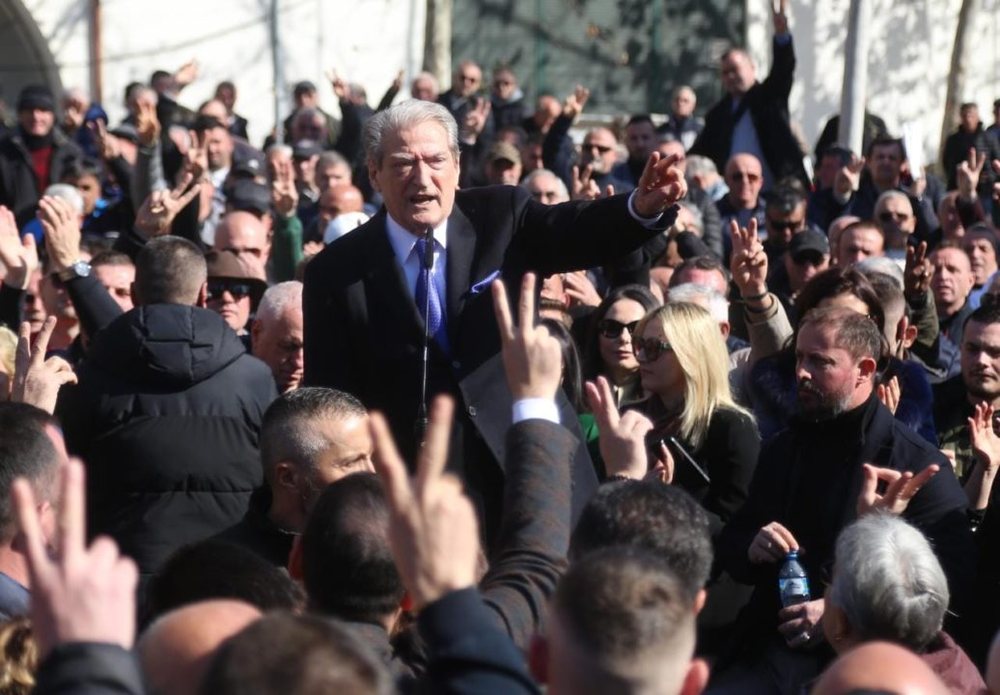 Gjykata vendos sot p&euml;r vul&euml;n e PD, opozita n&euml; protest&euml; para