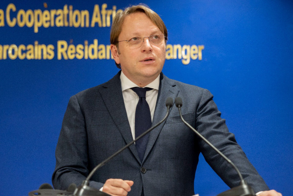 Varhelyi: Mb&euml;shtesim Kosov&euml;n dhe Serbin&euml; n&euml; procesin e