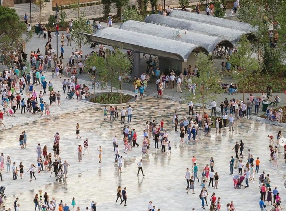 Paradoksi/ Vijn&euml; m&euml; shum&euml; turist&euml;, por hotelet kan&euml;