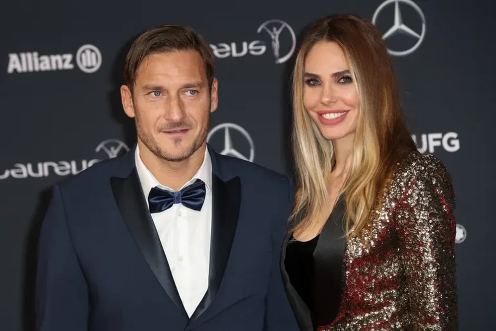 Ilary Blasi ironizon Francesco Totti-n:  Nj&euml;ri shkon, tjetri vjen