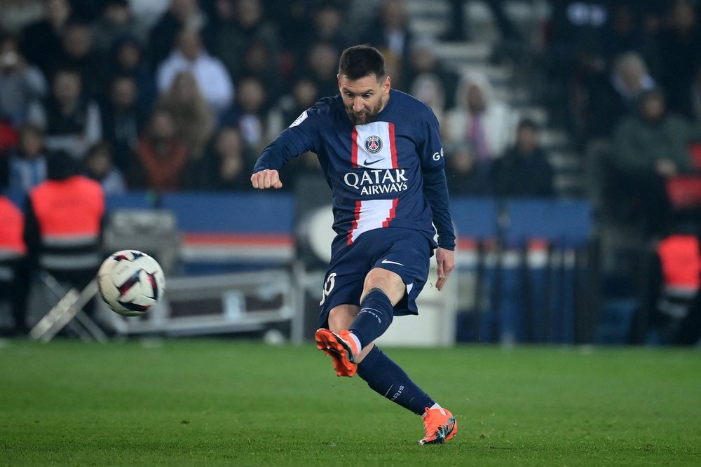 Messi i fishk&euml;llyer nga tifoz&euml;t e tij n&euml; Parc des Princes: do
