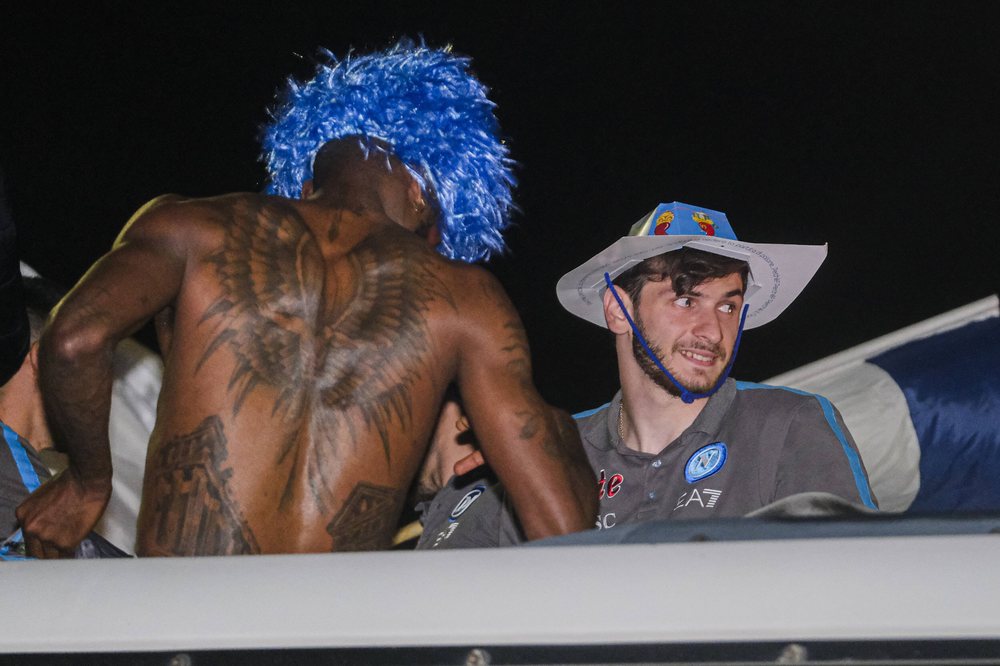 Video/  Nat&euml; feste n&euml; Napoli, 10mij&euml; tifoz&euml; n&euml;