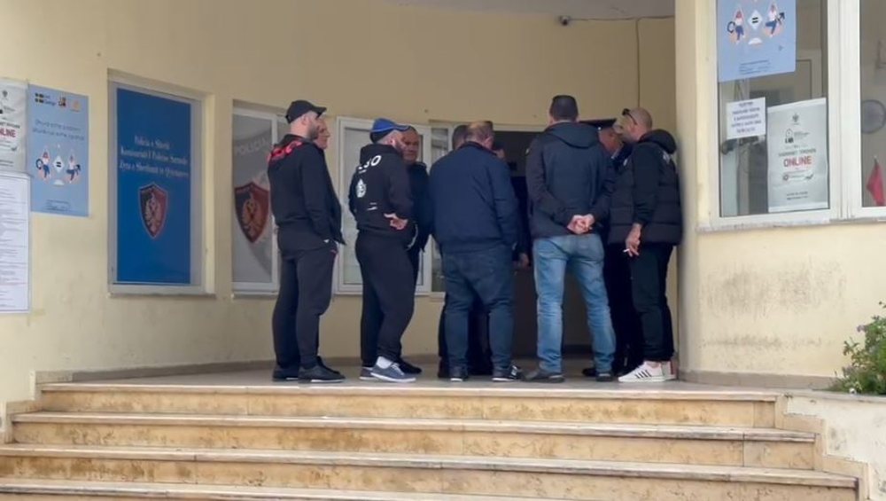 T&euml; zhdukur prej 16 dit&euml;sh, familjar&euml;t protestojn&euml; para