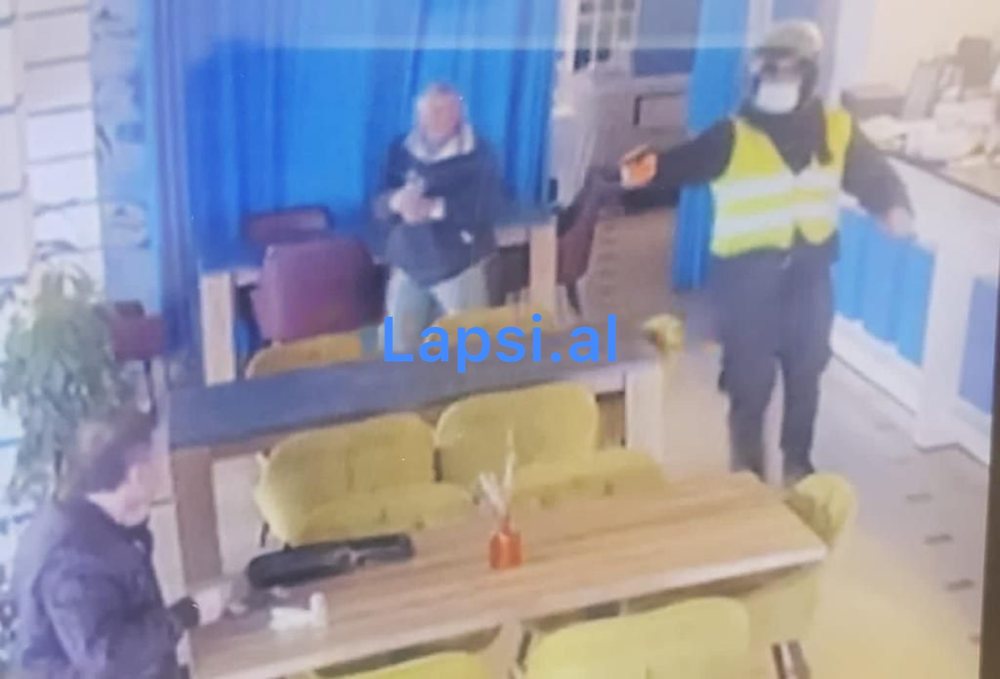 VIDEO/ Momenti kur killeri q&euml;llon Ardian Nikulajn n&euml; lokal