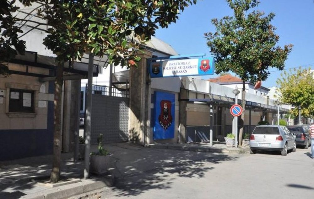 Makina p&euml;rplas dy t&euml; mitur n&euml; Elbasan