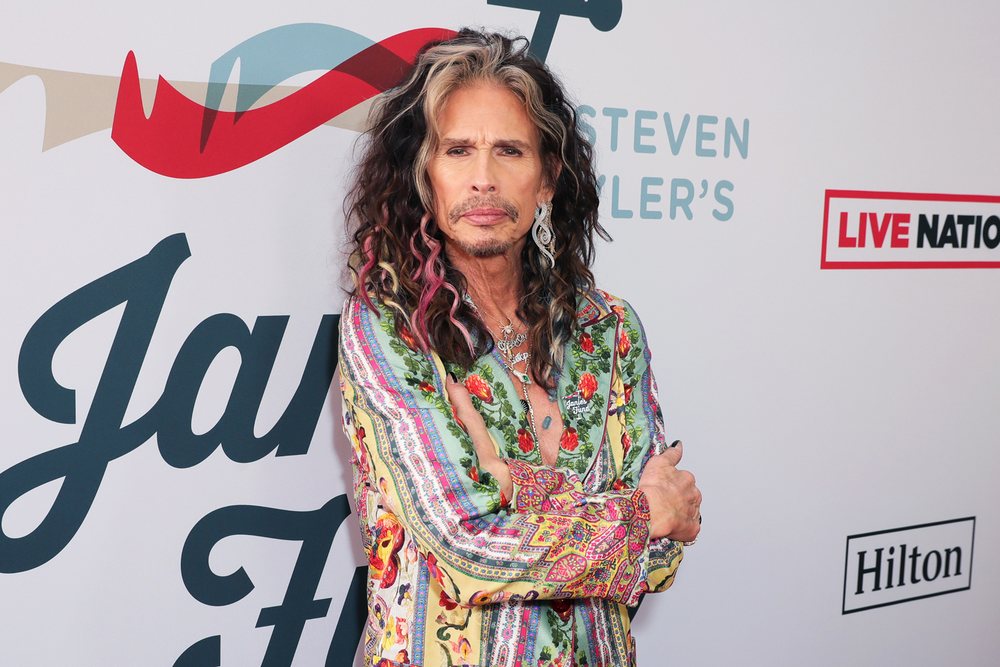 Steven Tyler mohon akuzat p&euml;r sulm