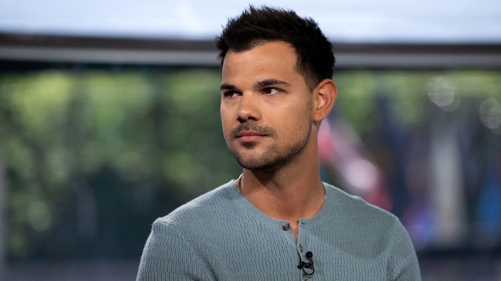Taylor Lautner reagon ndaj kritikave p&euml;r pamjen e tij