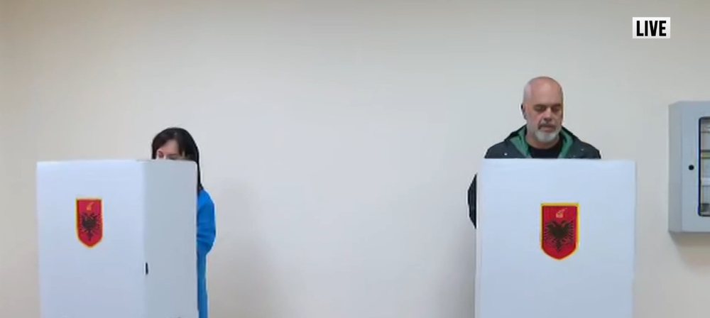 Kryeministri Edi Rama voton n&euml; Surrel, shoq&euml;rohet nga