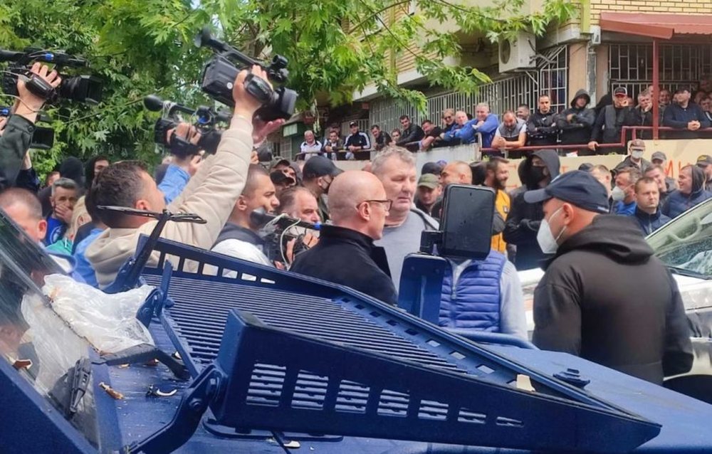 Serb&euml;t godasin me shishe edhe kreun e List&euml;s Serbe: Tradhtar