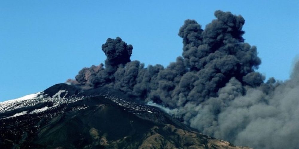 Shp&euml;rthen vullkani Etna, ndalohen fluturimet p&euml;r shkak t&euml; hirit