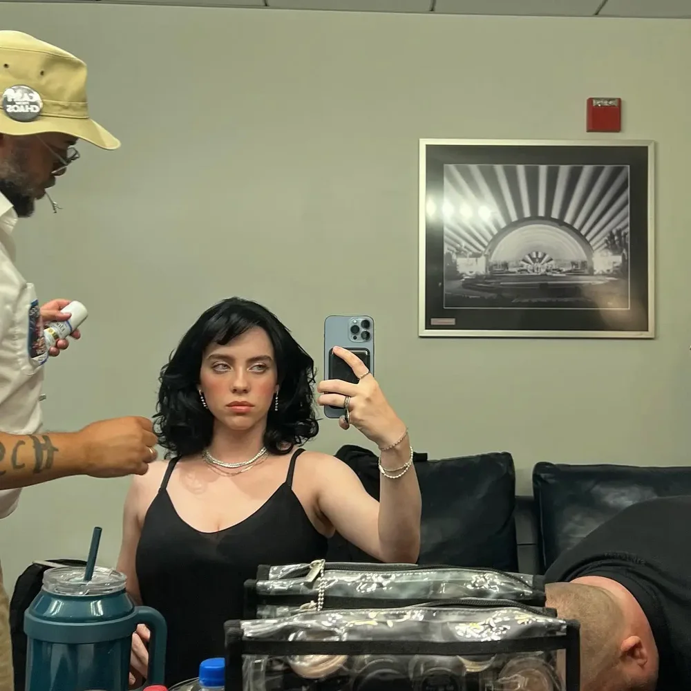 Billie Eilish reagon ndaj komenteve p&euml;r stilin e saj