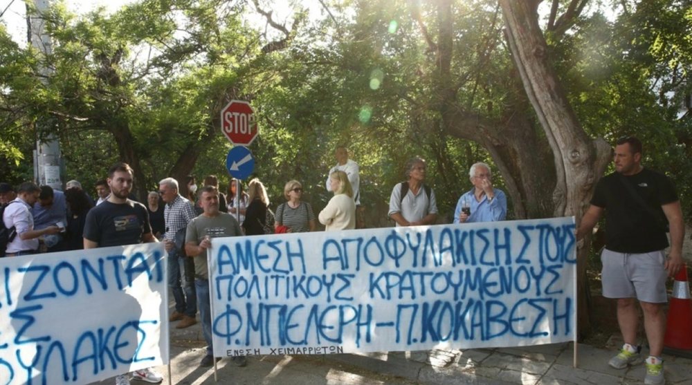 Mb&euml;shtet&euml;sit e Fredi Belerit protestojn&euml; para ambasad&euml;s