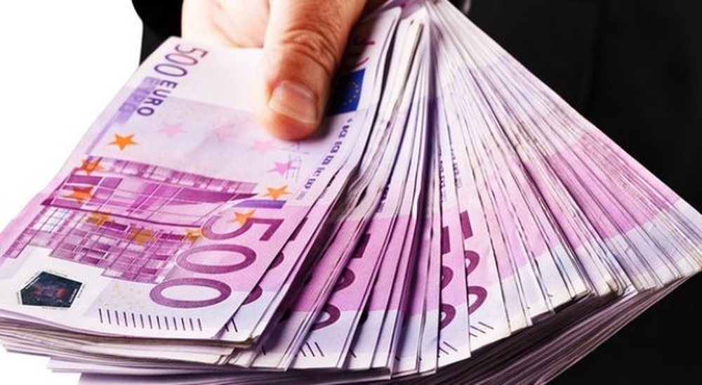 Shqiptar&euml;t e prisnin n&euml; aeroport, rumuni kapet me 100 mij&euml; euro