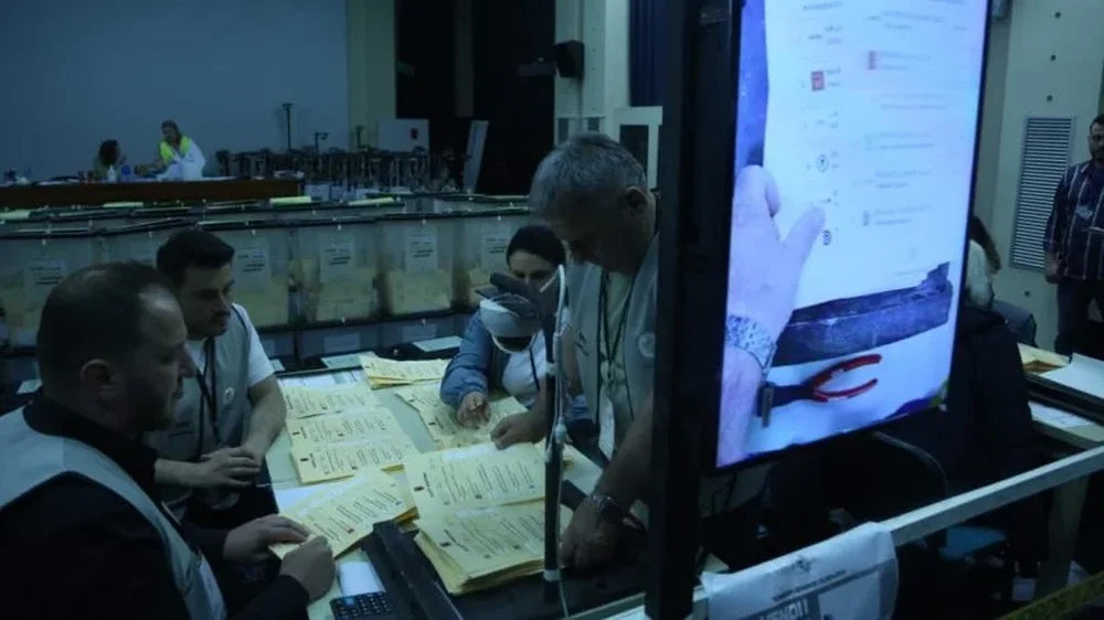 Gar&euml; e fort&euml; n&euml; Himar&euml;, kryeson leht&euml; kandidati