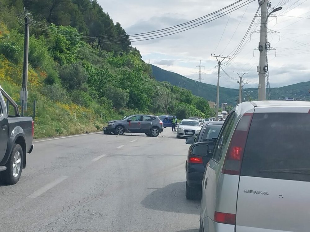 Aksident n&euml; aksin Elbasan-Librazhd/ P&euml;rplasen dy mjete, nj&euml; i