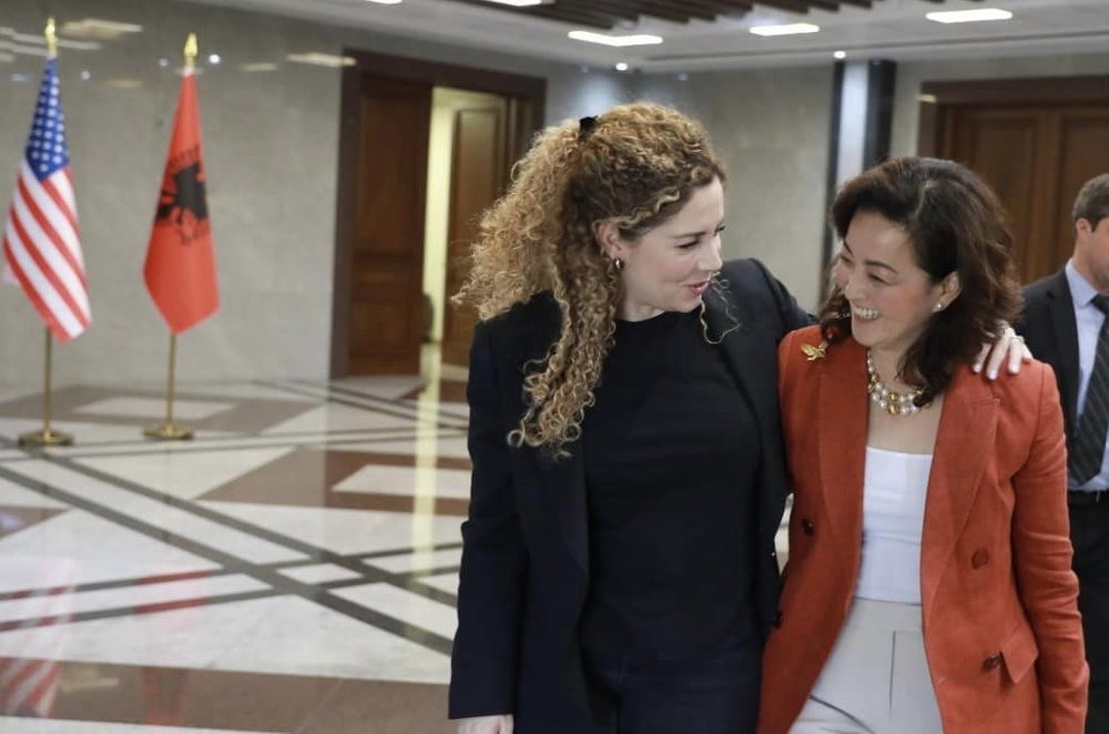Xha&ccedil;ka harron p&euml;rplasjen me Yuri Kim: Nj&euml; mike po largohet