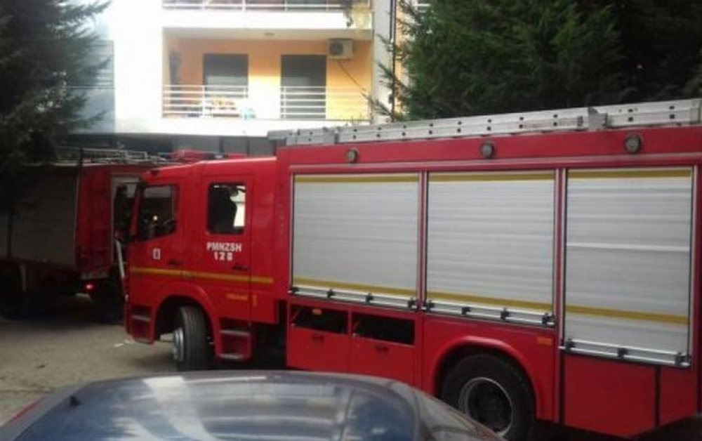 Bie zjarr n&euml; nj&euml; pallat n&euml; Durr&euml;s
