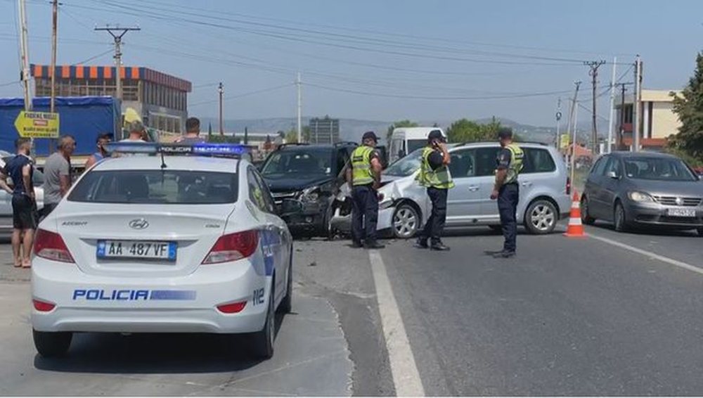 Aksident i trefisht&euml; n&euml; aksin rrugor Lezh&euml;-La&ccedil;, bllokohet