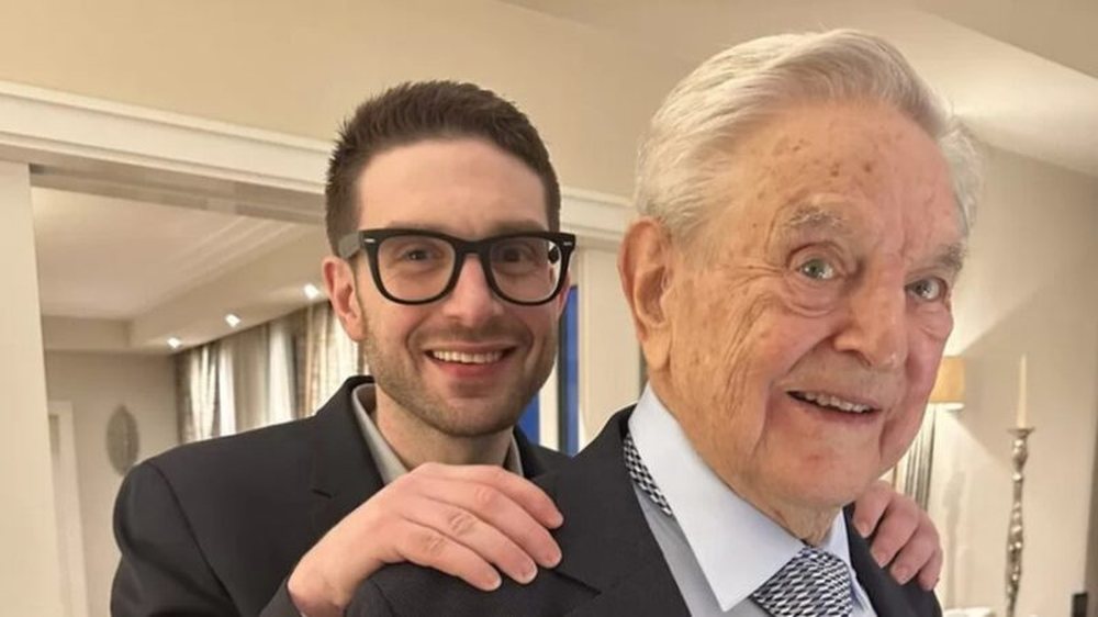 Xhorxh Soros ia kalon zyrtarisht kontrollin e perandoris&euml; djalit t&euml;