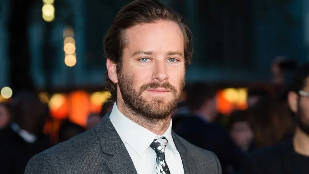 Armie Hammer reagon pas rr&euml;zimit t&euml; akuzave p&euml;r sulm se*sual.