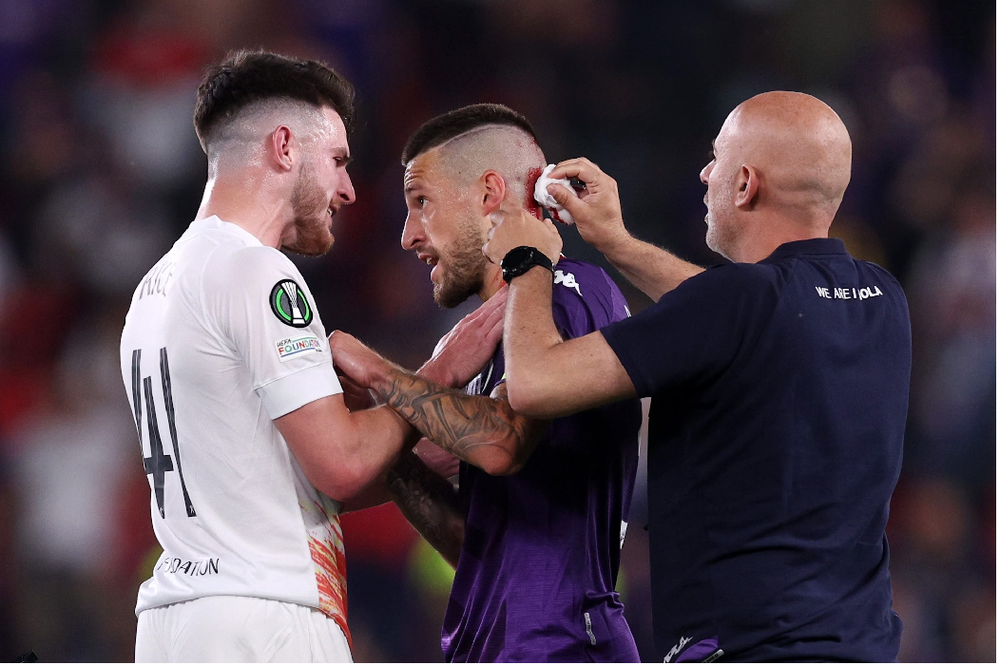 Biraghi u gjakos me cigare elektrike nga tifoz&euml;t e West Ham, UEFA heton: