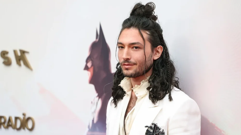 Ezra Miller pozon n&euml; tapetin e kuq pas problemeve ligjore