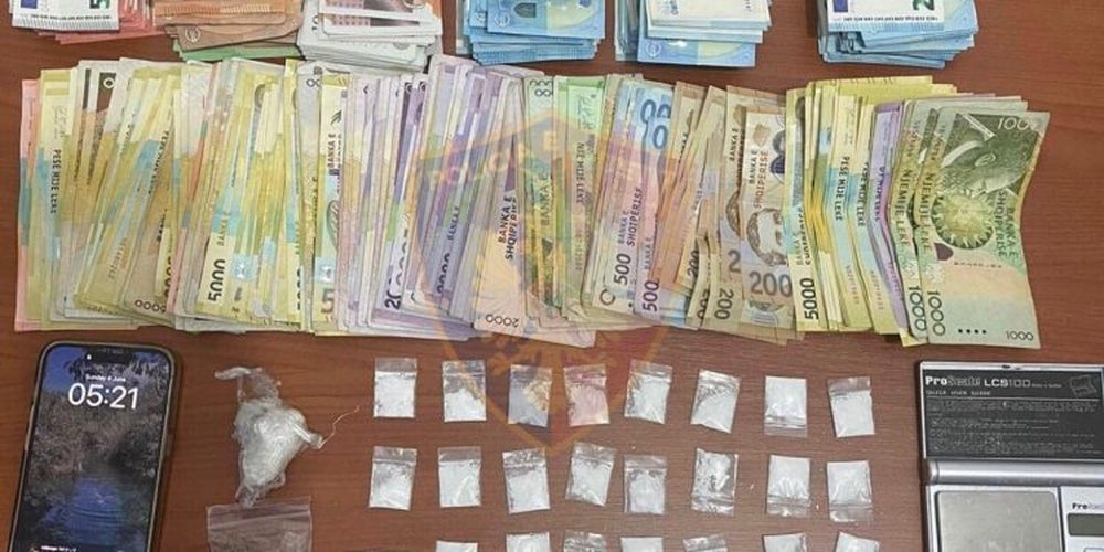 Arrestohen 2 shtetasit anglez q&euml; shp&euml;rndanin doza t&euml; drogave