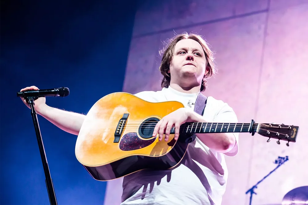 Lewis Capaldi anulon koncertet pas problemeve me sh&euml;ndetin mendor