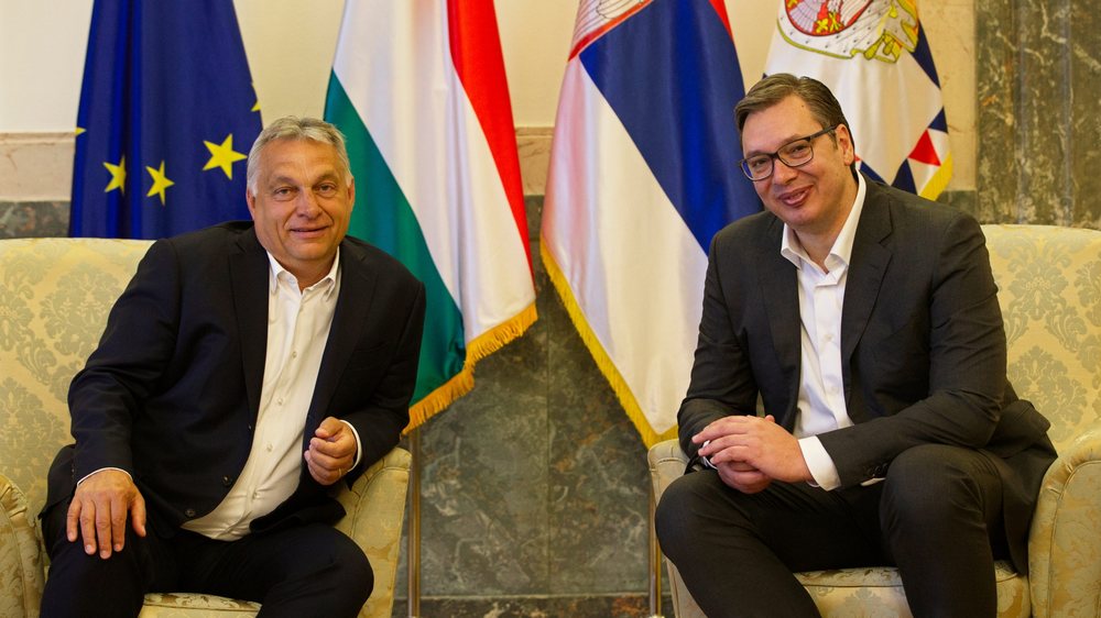Viktor Orban merr meritat p&euml;r lirimin e tre polic&euml;ve t&euml;