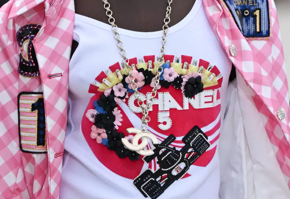 Bluzja 4.450 dollar&euml; e Chanel q&euml; po &ccedil;mend TikTok