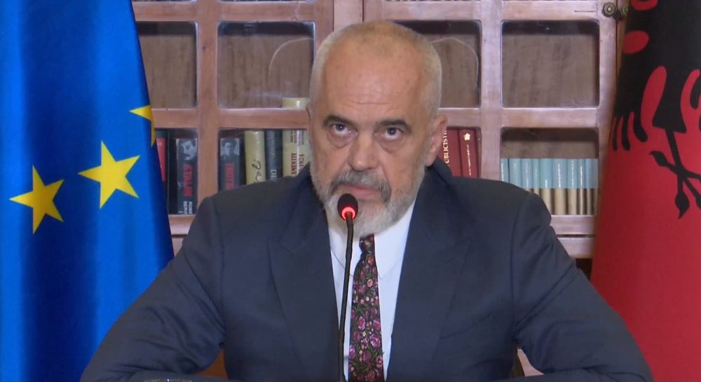 Rama flet n&euml; em&euml;r t&euml; nd&euml;rkomb&euml;tar&euml;ve: Jemi n&euml;