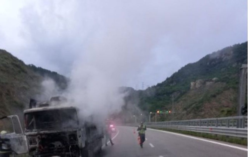 P&euml;rfshihet nga flak&euml;t kamioni n&euml; ecje n&euml; rrug&euml;n