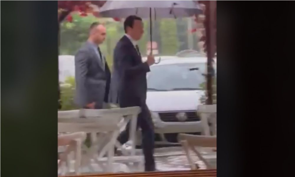 VIDEO/ Ku po shkon n&euml; k&euml;mb&euml;, n&euml; mes t&euml; shiut Albin