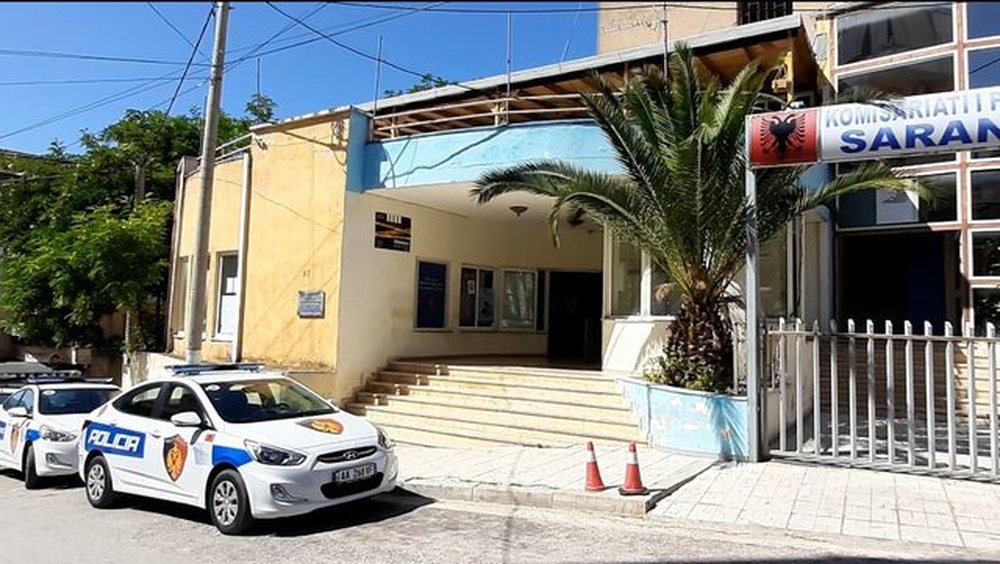 Shkojn&euml; t&euml; kapin personin q&euml; theu mas&euml;n e siguris&euml;,
