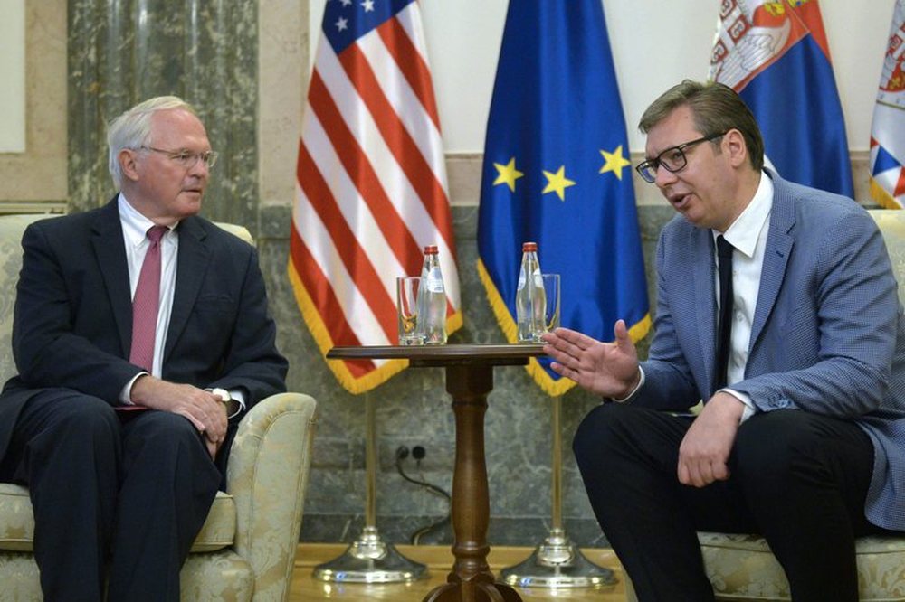 Ambasadori i SHBA-s Hill vazhdon p&euml;rk&euml;dheljen e Beogradit