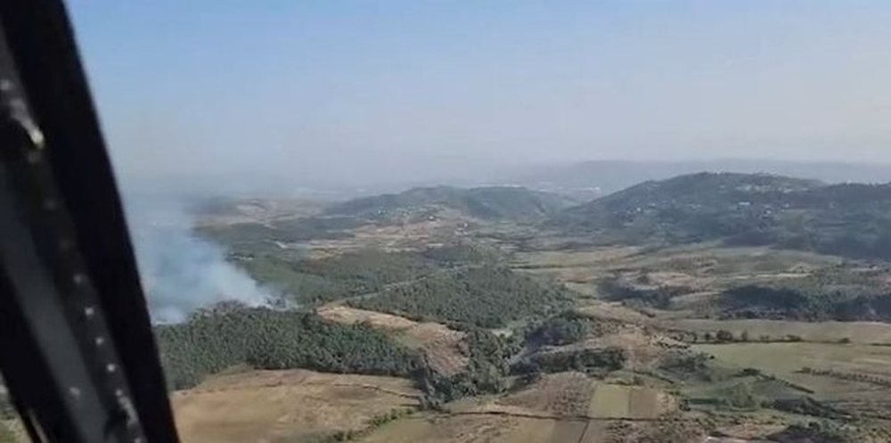 Zjarri n&euml; Fier, nd&euml;rhyrje edhe me helikopter (VIDEO)